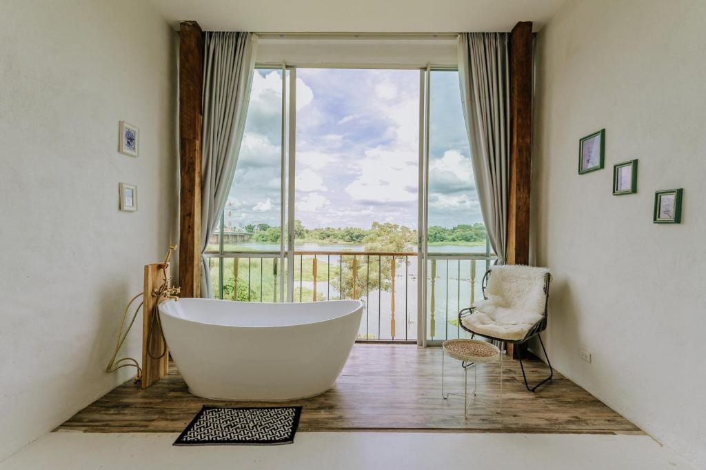 White Wall Riverfront Hotel photo 3