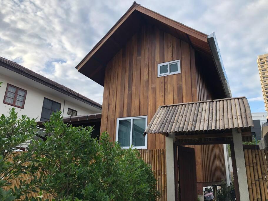 Wooden house in the centre of Chiangmai self-checkin — photo 1