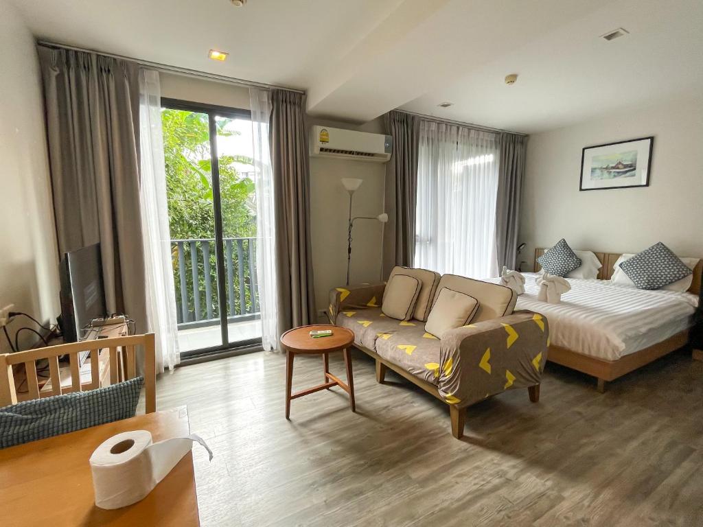 The Deck Condo Studios Patong w/ pool fitness photo 2