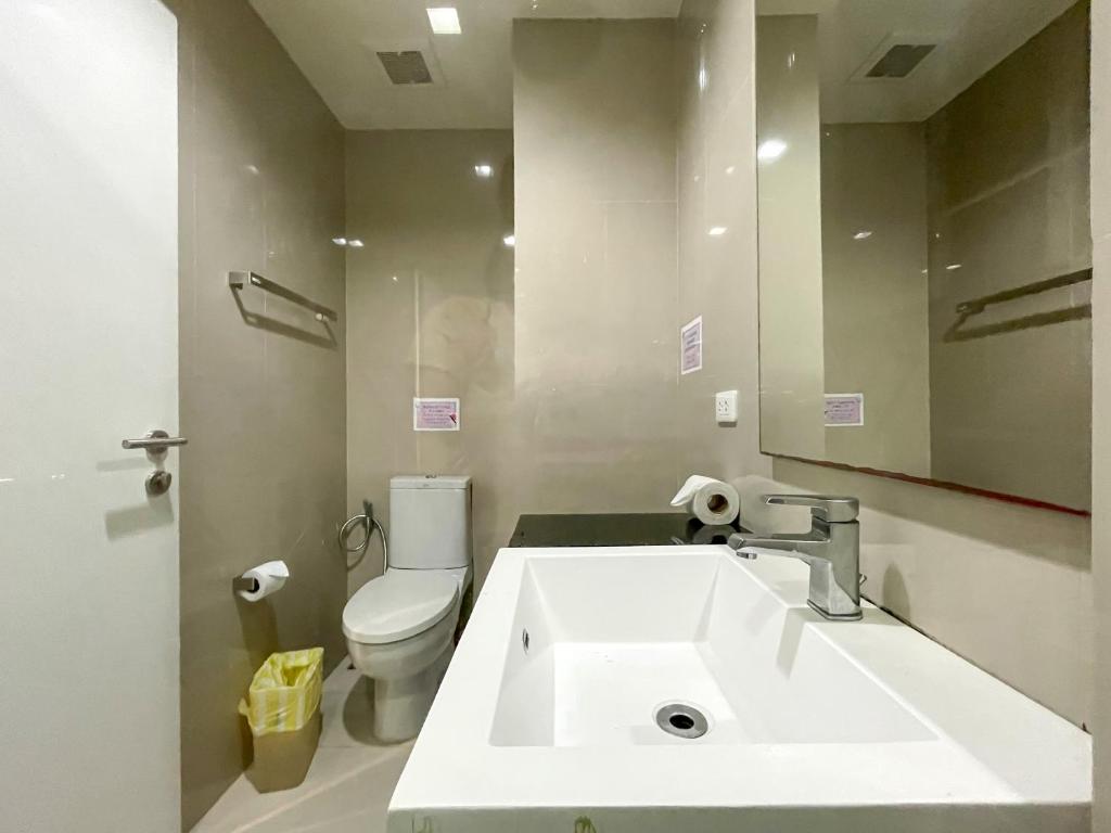 The Deck Condo Studios Patong w/ pool fitness photo 3