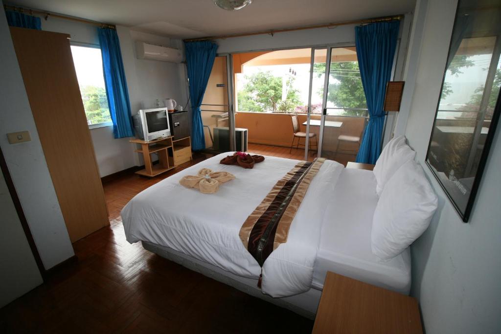 Beachfront Hotel Cha Am photo 2