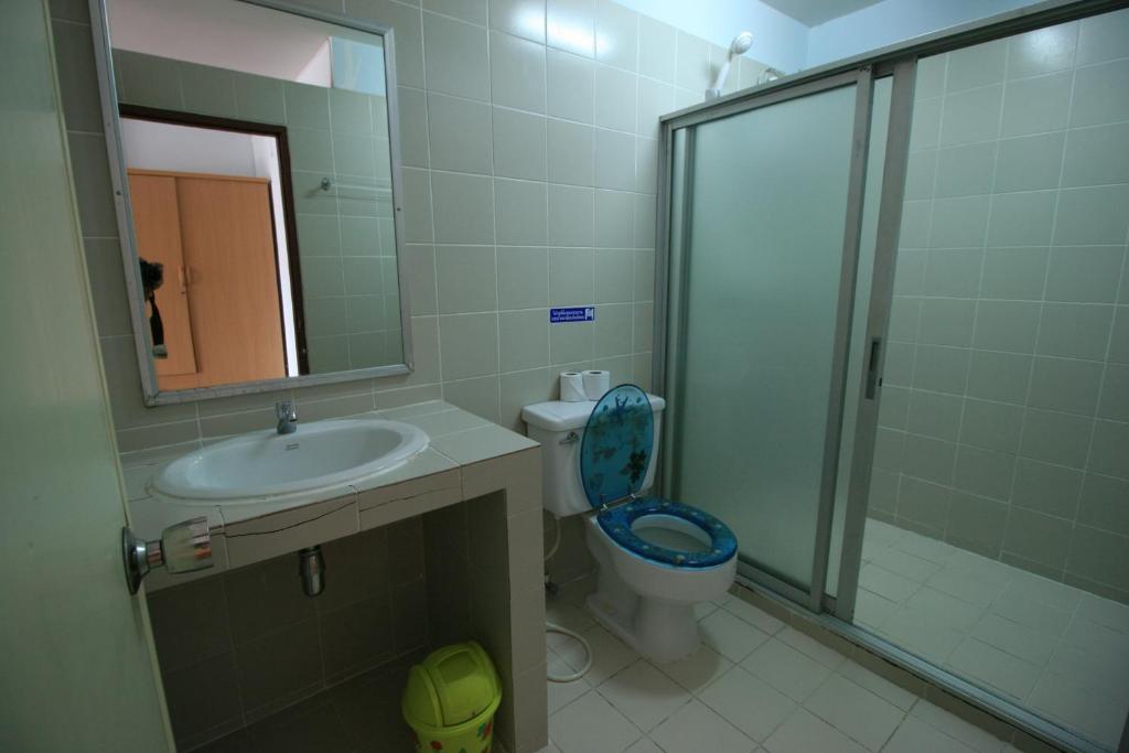 Beachfront Hotel Cha Am photo 3