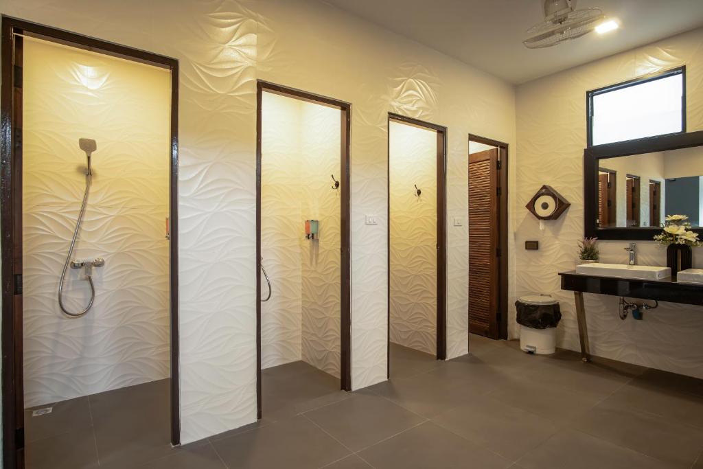 Sea Beach Hostel & Club Beachfront 18-39 years only photo 3