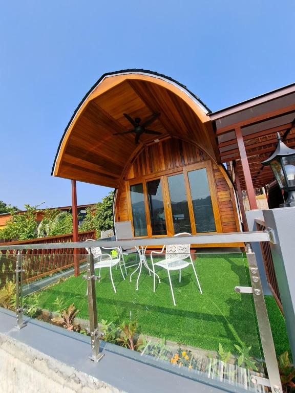 Seaview Eagles Nest Cabins — photo 1