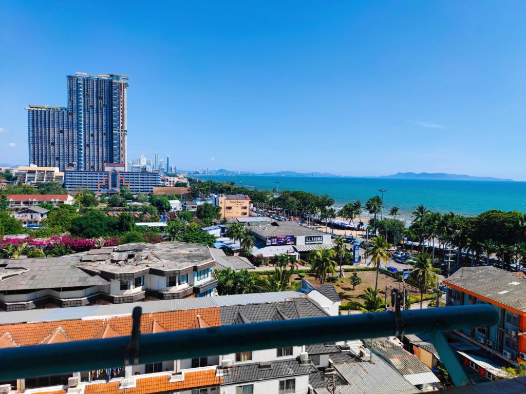 30m beachfront Seaview Jomtien beach high level seaside Thiantong condo — photo 1