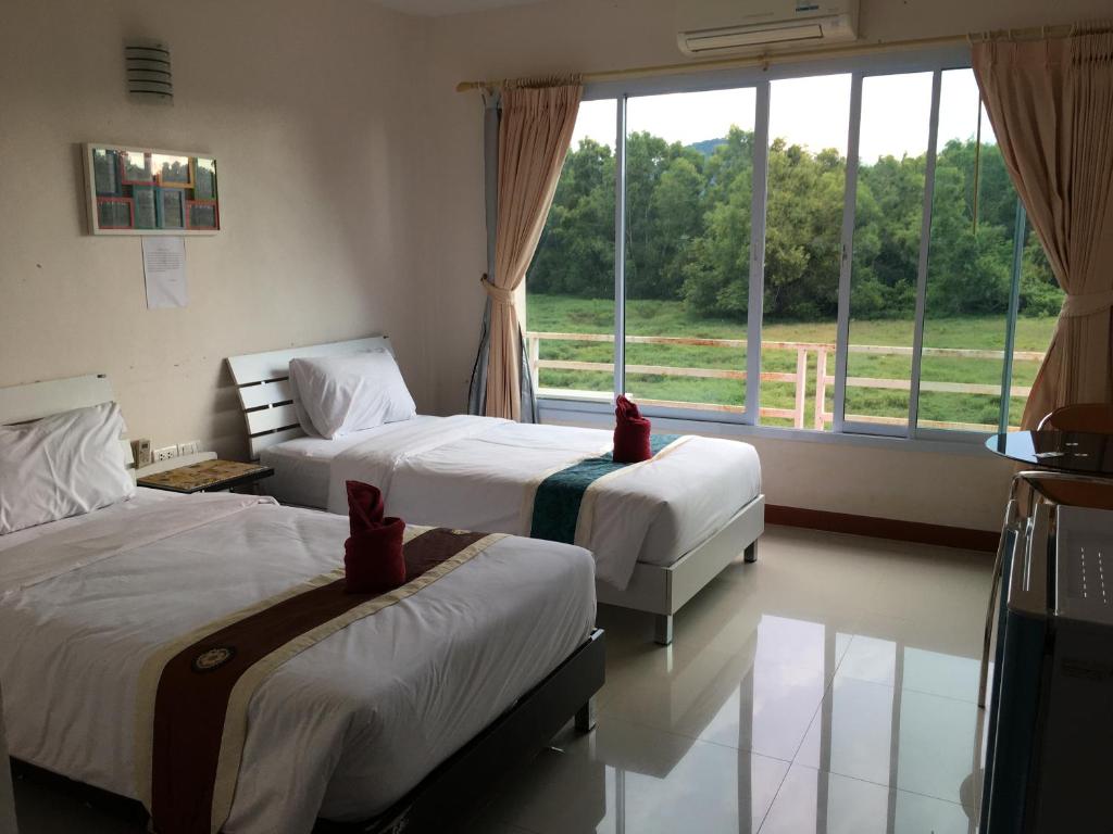 Siriburi Resort photo 2