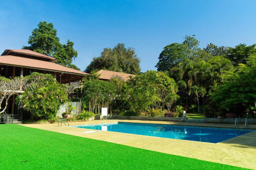 The Hub Erawan Resort photo 2
