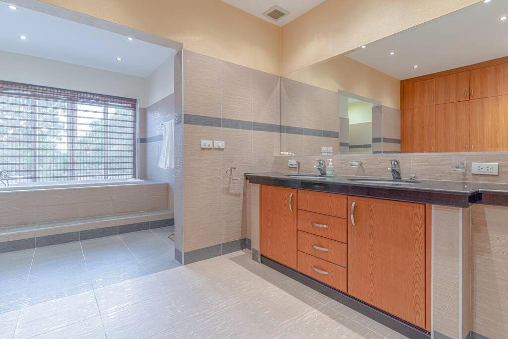 Pattaya Luxury 4BR Pool Villa-BBQ photo 3