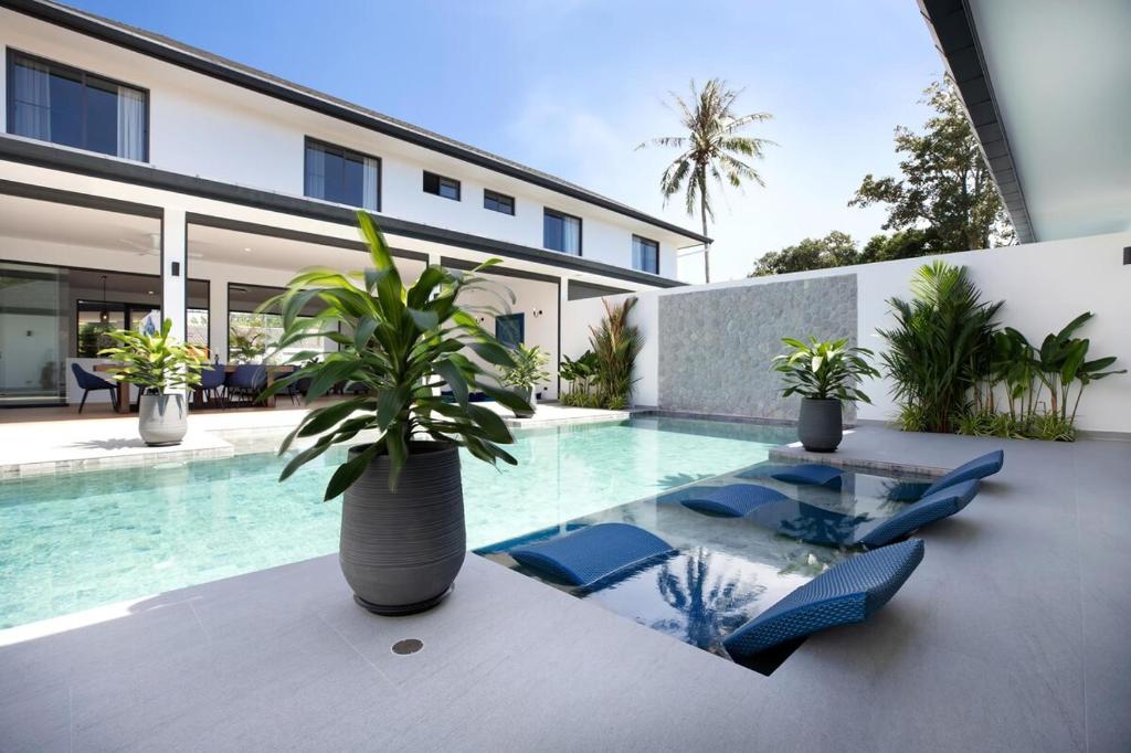 Sumptuous 4 bedroom pool villa at rawai beach RB 2 — photo 1