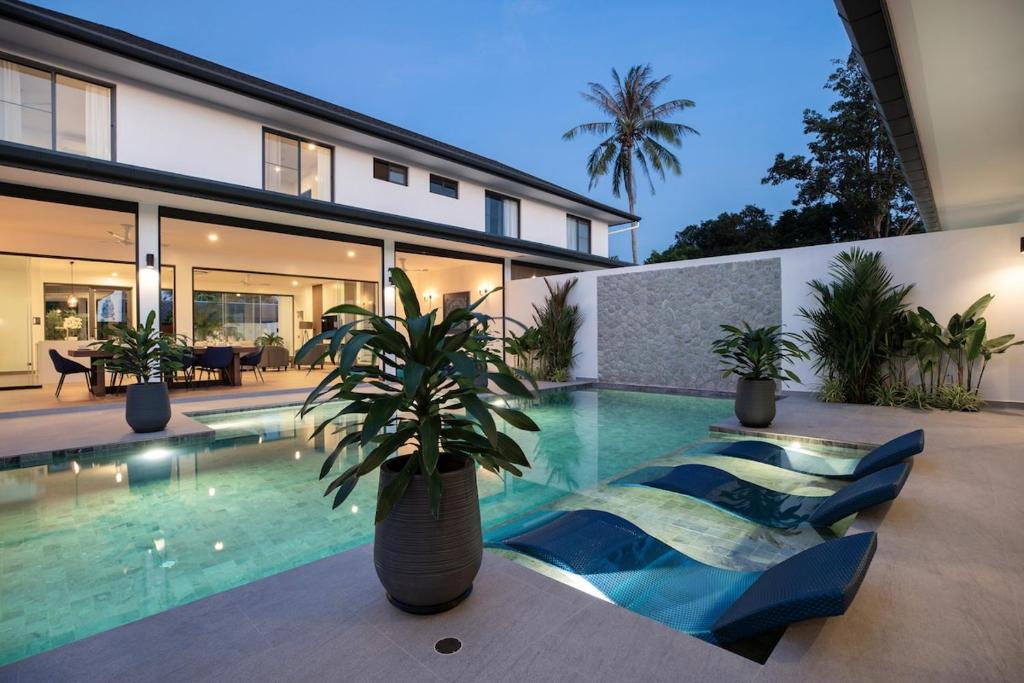 Sumptuous 4 bedroom pool villa at rawai beach RB 2 photo 3