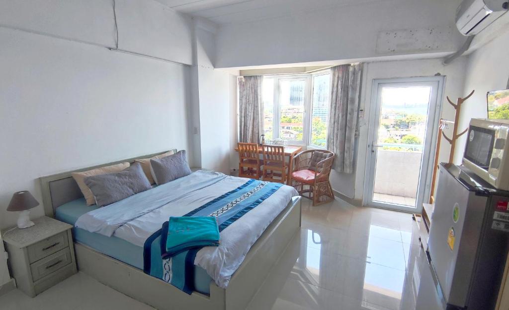 Thiantong seaview beachfront seaside condo 30m to Jomtien beach photo 2