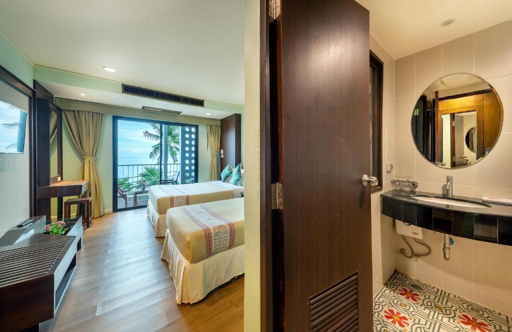 The Jomtien Twelve photo 3