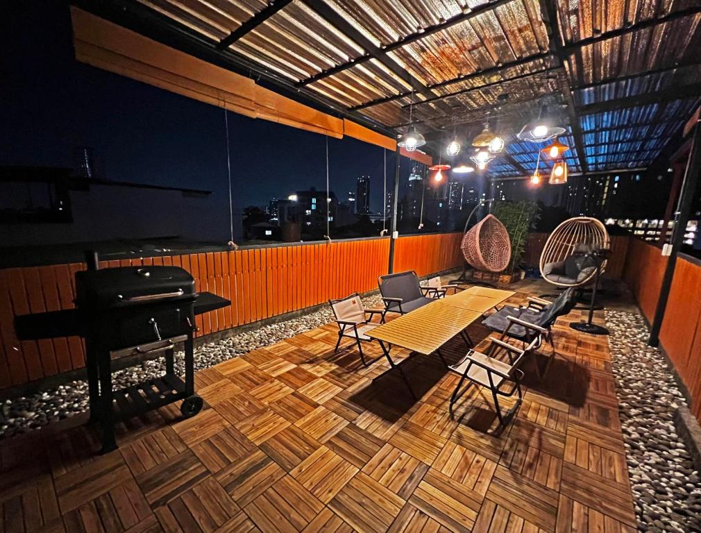 4 Bedroom House with Beautiful Rooftop near BTS Ekkamai photo 2
