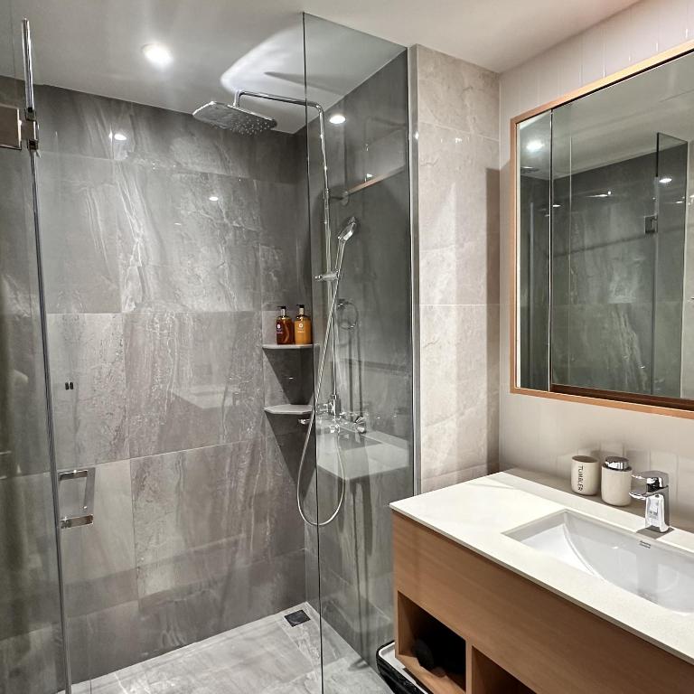 1 bdr Mountain View Apartment 50 m from Bangtao Beach photo 3