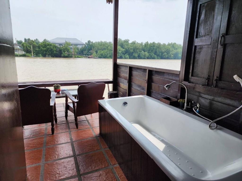 RUEN CHANG Riverside photo 3