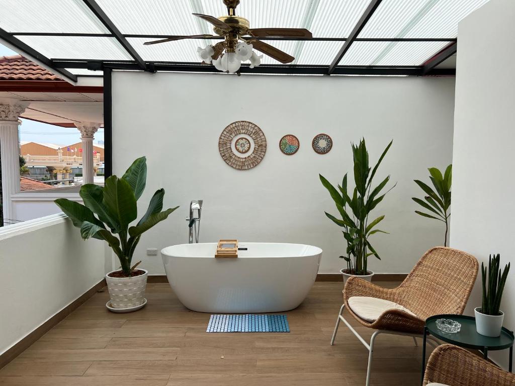 White Moonlight Pool Villa photo 2