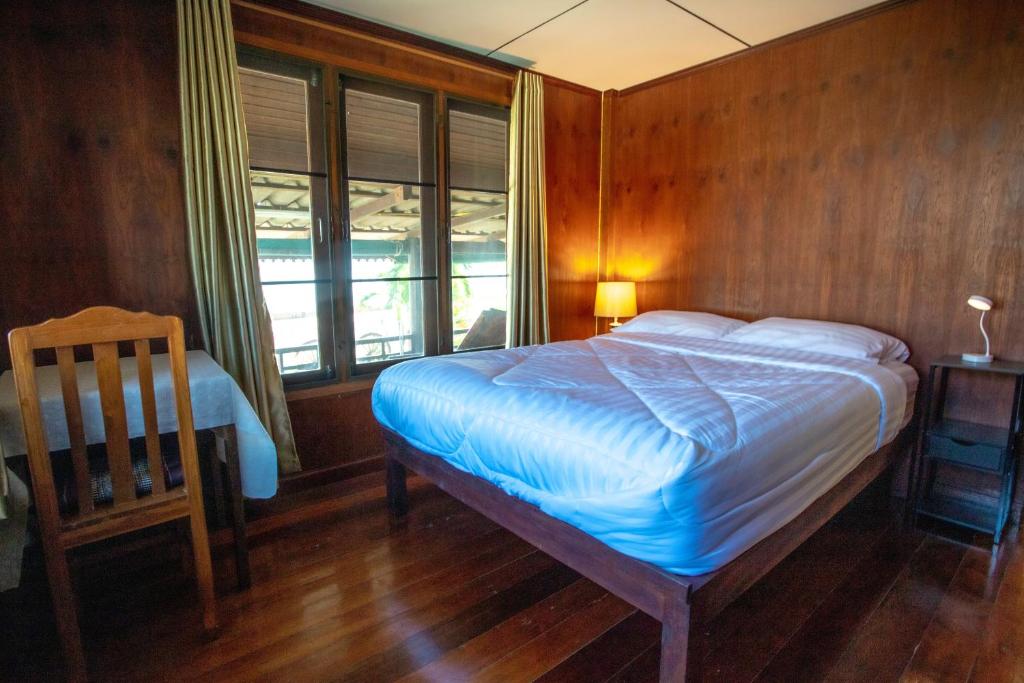 SeeSea Thai wooden house on beachfront photo 2