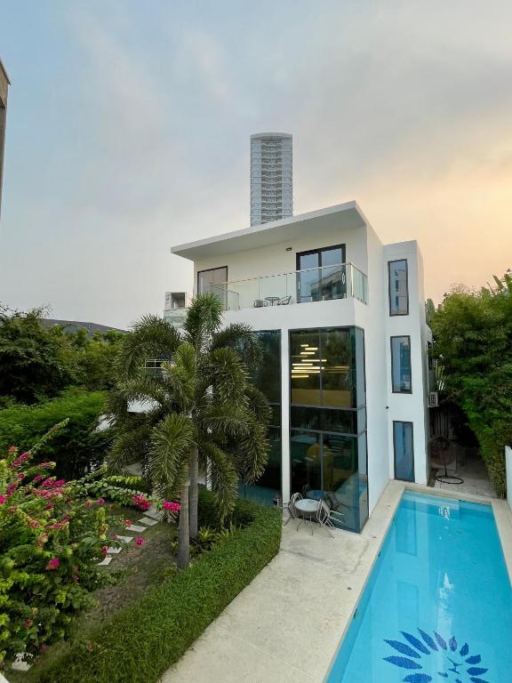 Youth Journey Six-Bedroom Pool Villa — photo 1