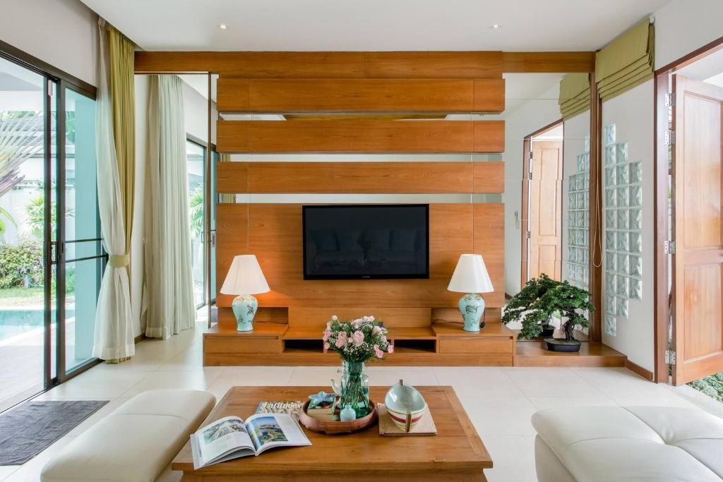 Serene Contemporary Villa with a Swimming Pool — photo 1