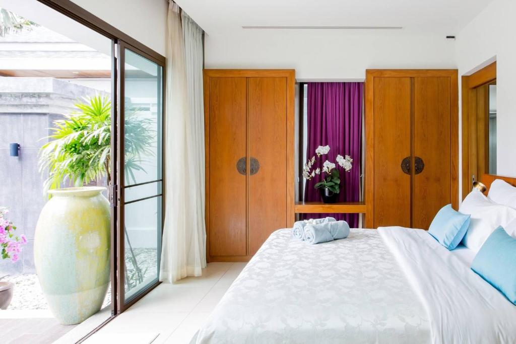 Serene Contemporary Villa with a Swimming Pool photo 2