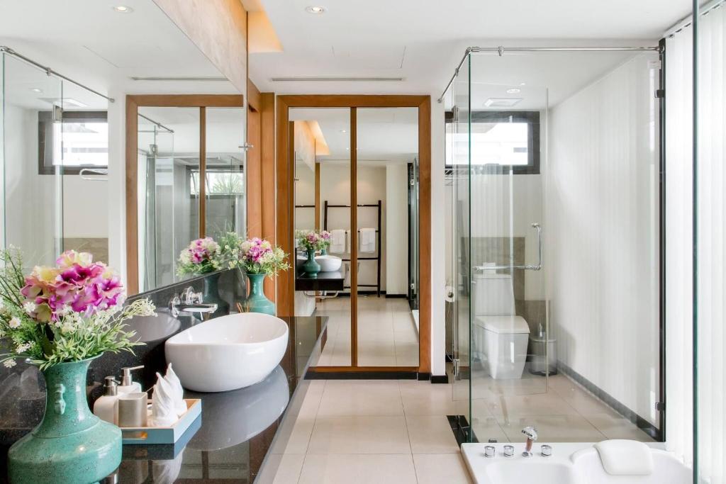 Serene Contemporary Villa with a Swimming Pool photo 3