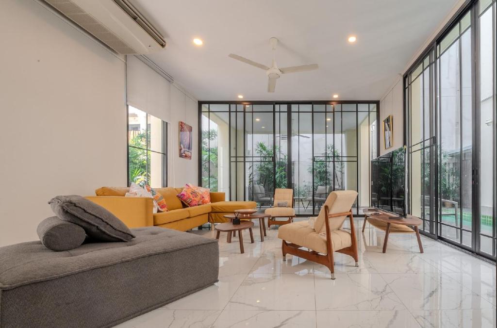 Sukumvit Pool Villa 5BR 5-7min-walk to Thonglor Sky train — photo 1
