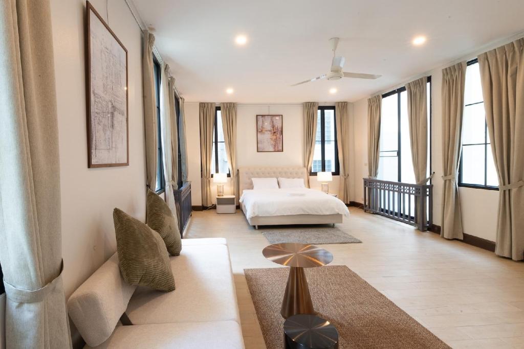 Sukumvit Pool Villa 5BR 5-7min-walk to Thonglor Sky train photo 2