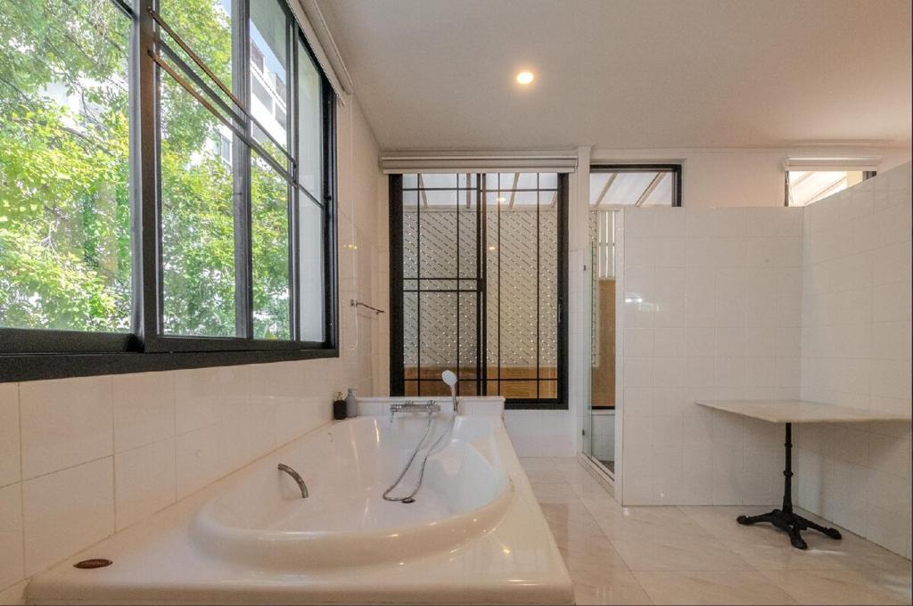 Sukumvit Pool Villa 5BR 5-7min-walk to Thonglor Sky train photo 3