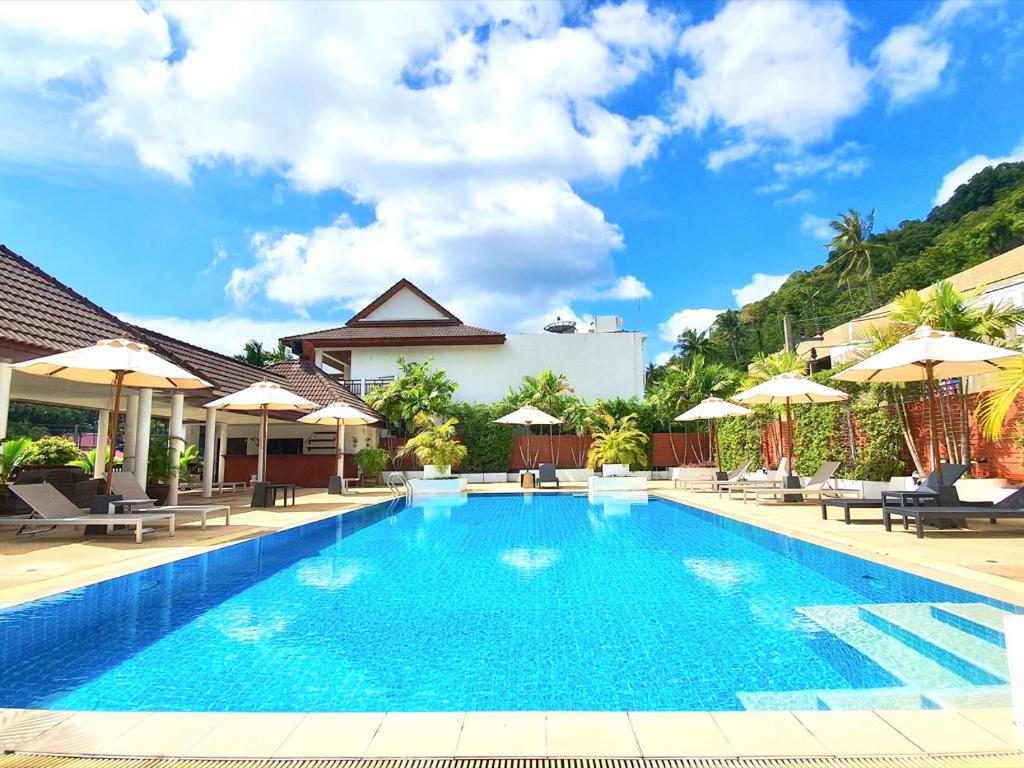 The Sands 3 Bedrooms Beachside Apartment in Naiharn — photo 1
