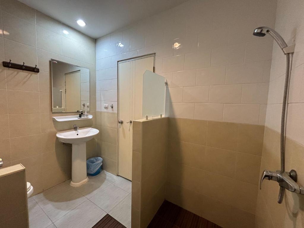 Sutus Court 1 photo 2