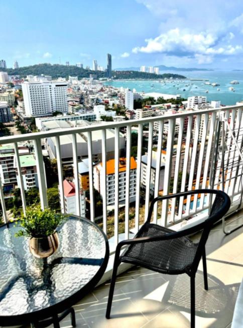 The BASE Central PATTAYA 2BED King&Queen with Infinity Pool & Free Netflix! — photo 1