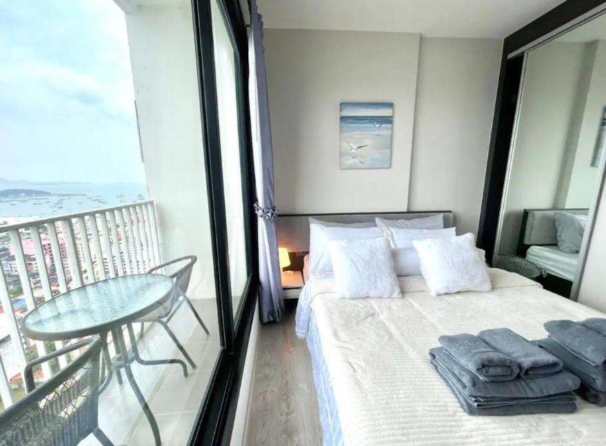 The BASE Central PATTAYA 2BED King&Queen with Infinity Pool & Free Netflix! photo 2