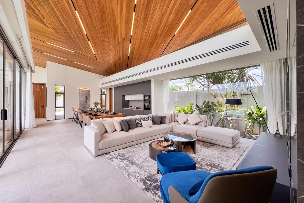New & Exclusive! Private 4BR Zenithy Luxe Pool Villa near Laguna photo 2