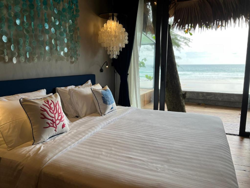 Sealord Naithon Beachfront Villa photo 2