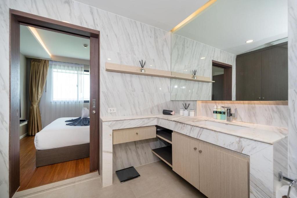 Surin sea view 3br apartment with jacuzzi photo 3