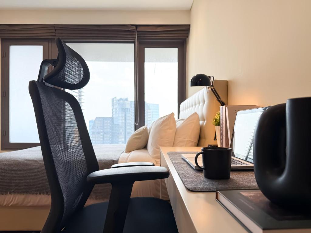 Spacious High Rise 2BR - Ultra Fast Wifi - Phrom Phong — photo 1