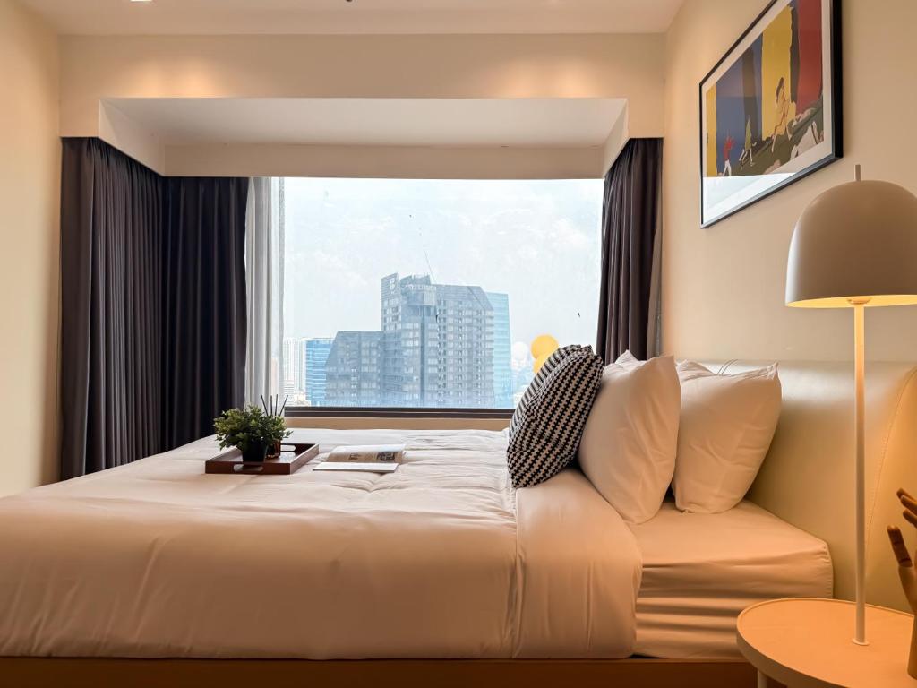 Spacious High Rise 2BR - Ultra Fast Wifi - Phrom Phong photo 2