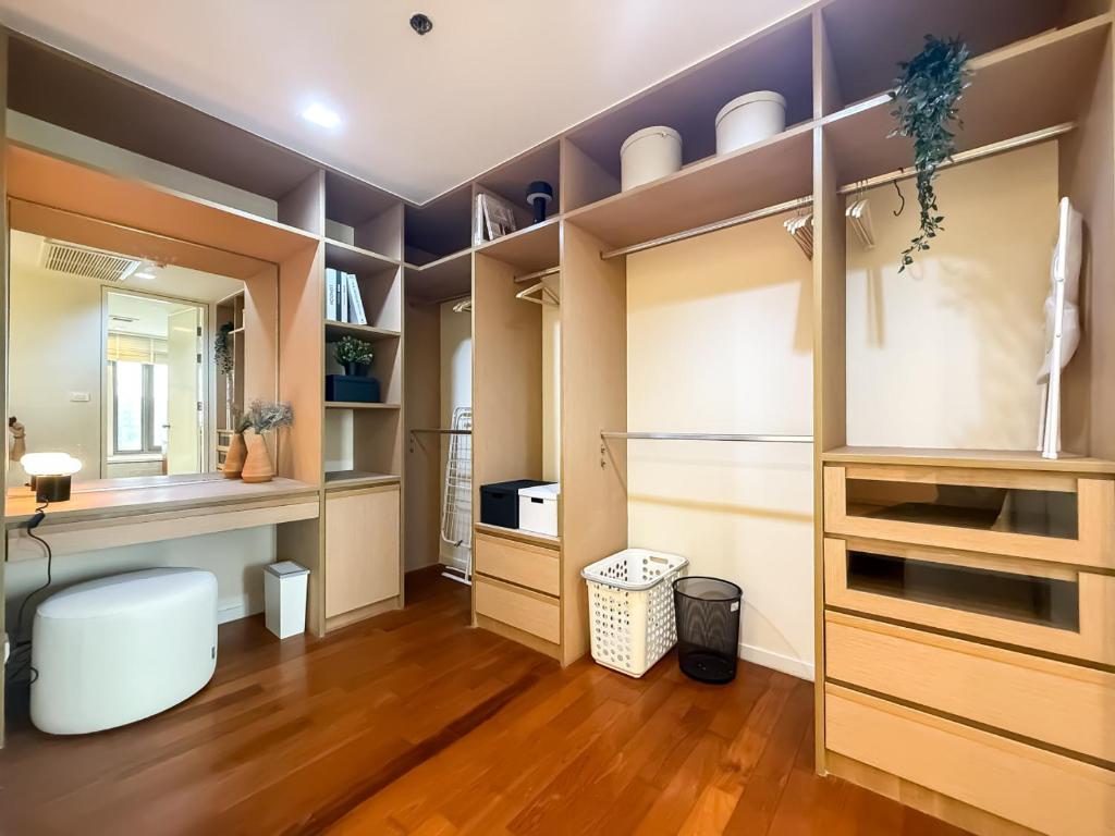 Spacious High Rise 2BR - Ultra Fast Wifi - Phrom Phong photo 3