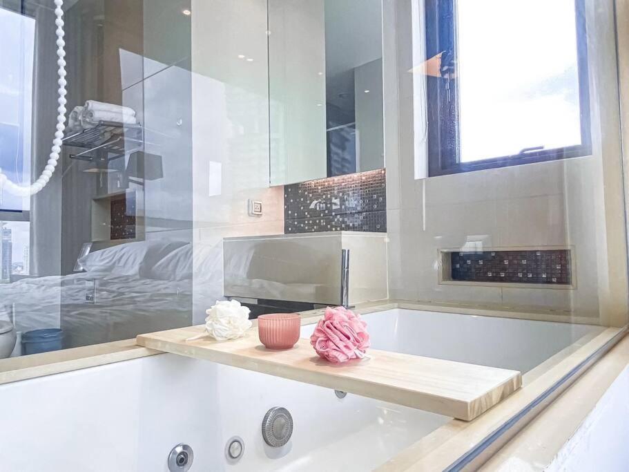 Grand Modern 2BR - Ultra Fast WiFi - Phrom Phong photo 3