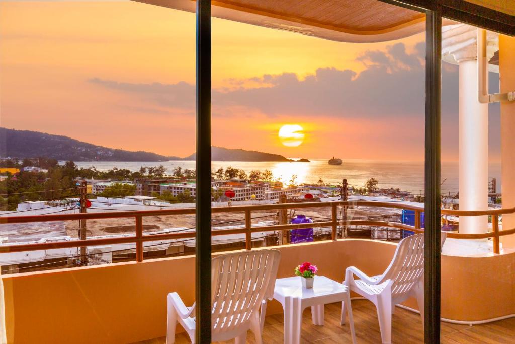 Enjoy Sunset Rainbow Alley - WOW Townhouse at Patong Hill — photo 1