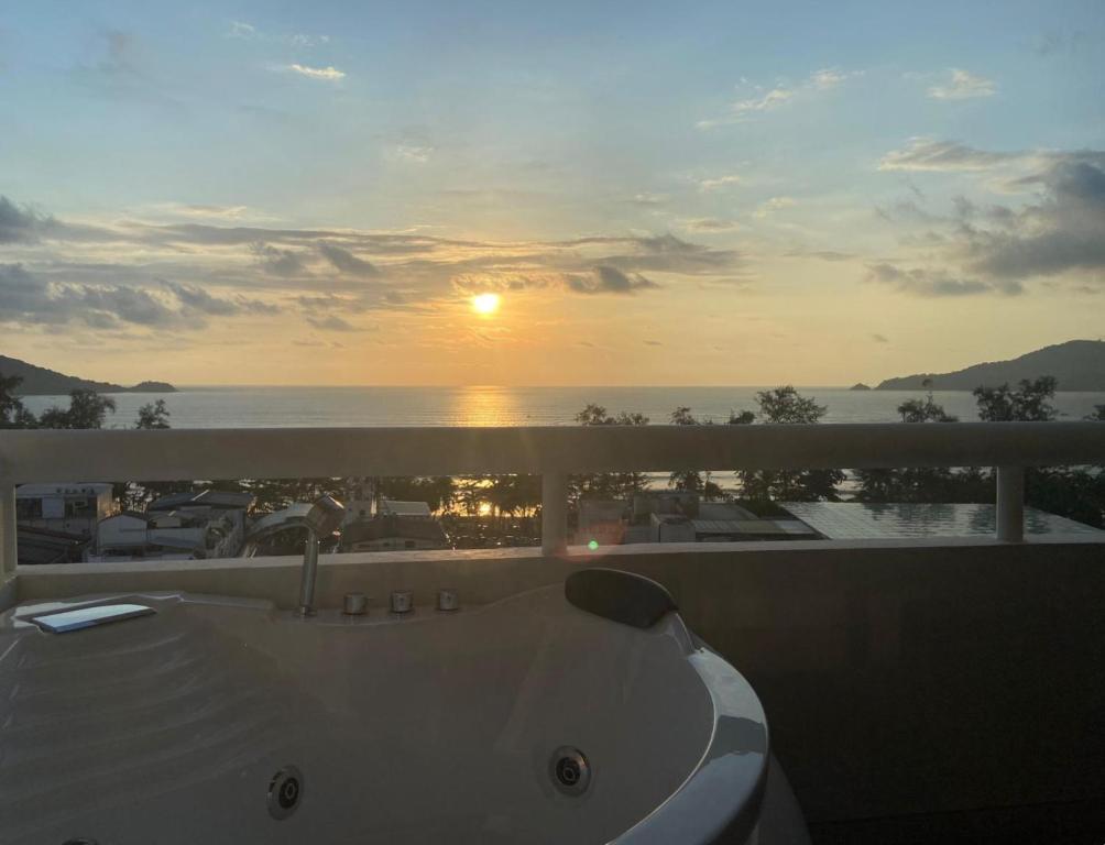 Sea view apartment with jacuzzi at Patong Tower — photo 1