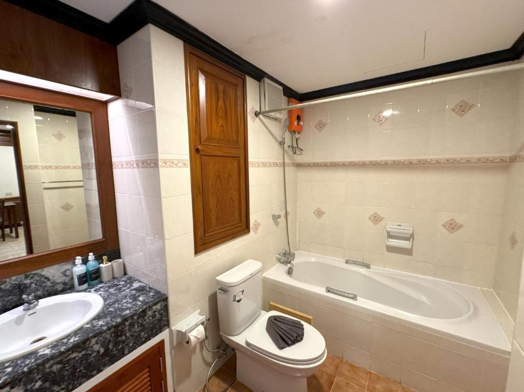 Sea view apartment with jacuzzi at Patong Tower photo 3