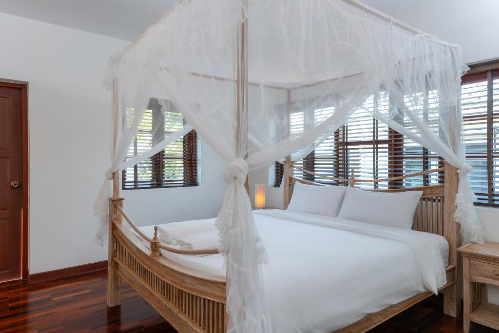 Stunning villa with pool and tropical garden photo 2