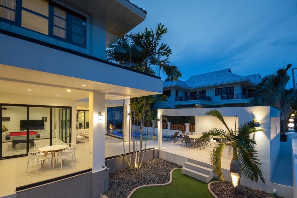 Stunning villa with pool and tropical garden photo 3