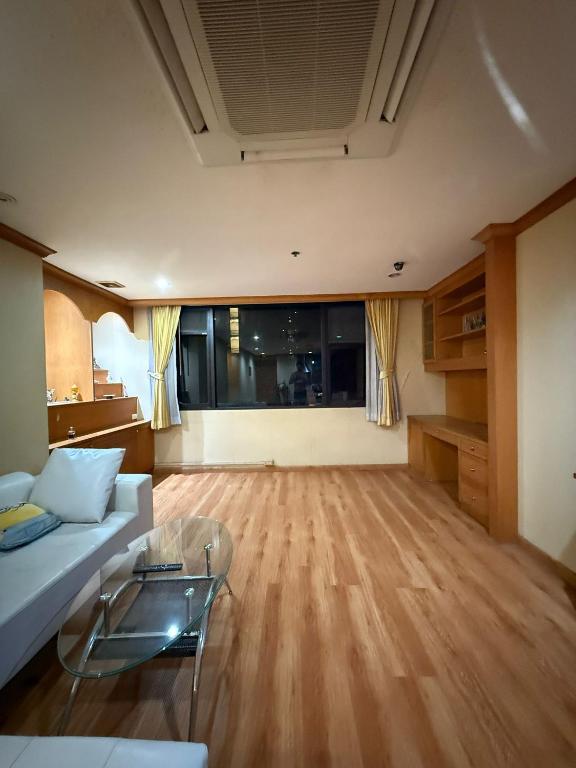 Royal Place Apartments photo 3