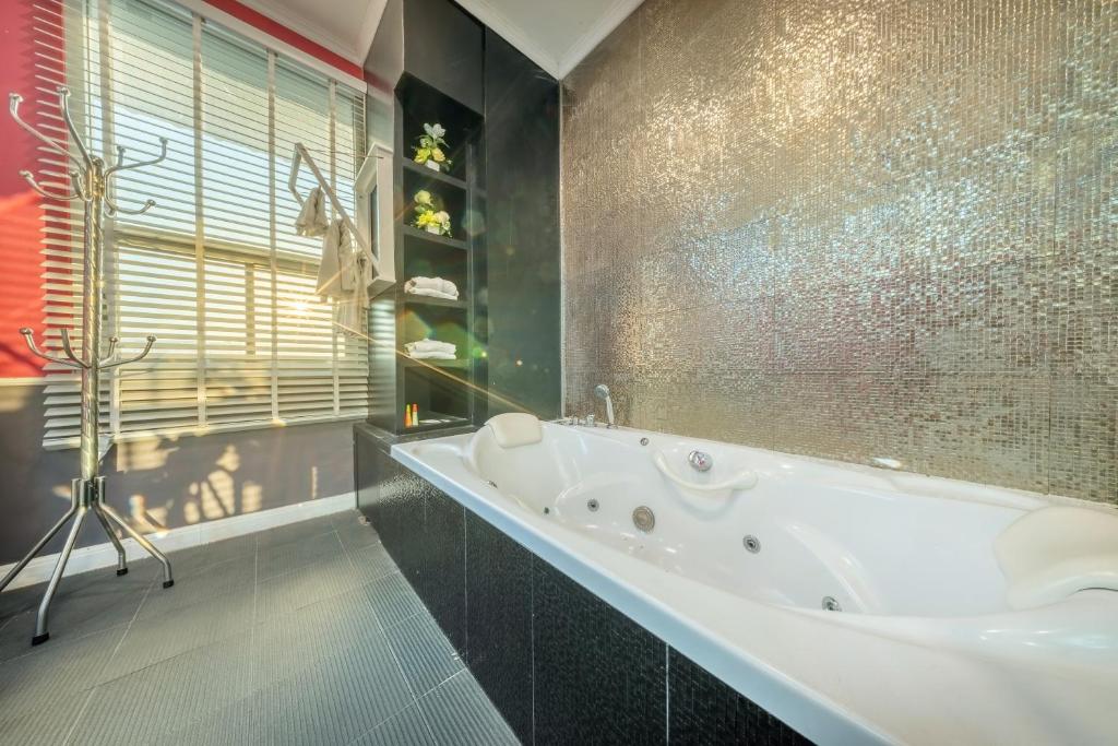 SHIN Hotel V-ONE Korat photo 2