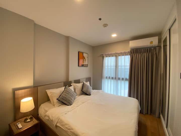 Modern style room with sky pool 古城边天际泳池公寓 photo 2