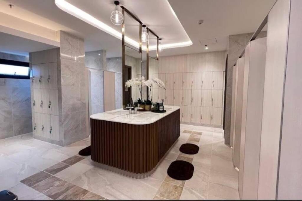 Modern style room with sky pool 古城边天际泳池公寓 photo 3