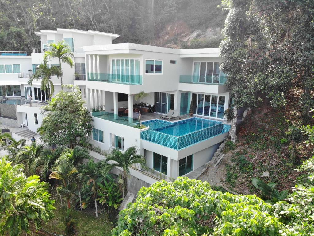 Seaview three bedroom villa in Bangtao area — photo 1