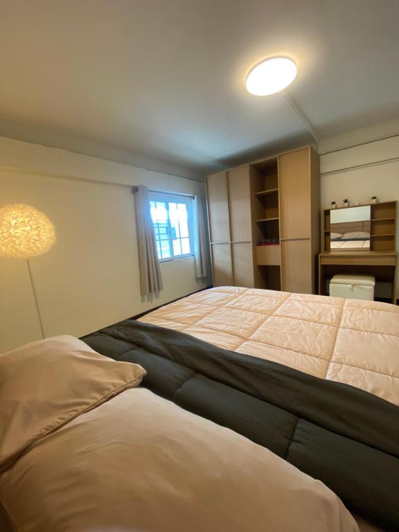 Spacious 2-storey apartment near beach in prime location photo 2